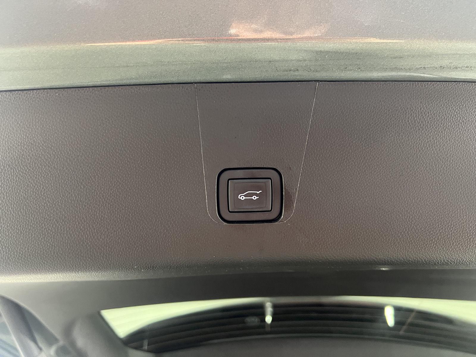 Used 2023 Silver Sage Chevrolet LT image 27