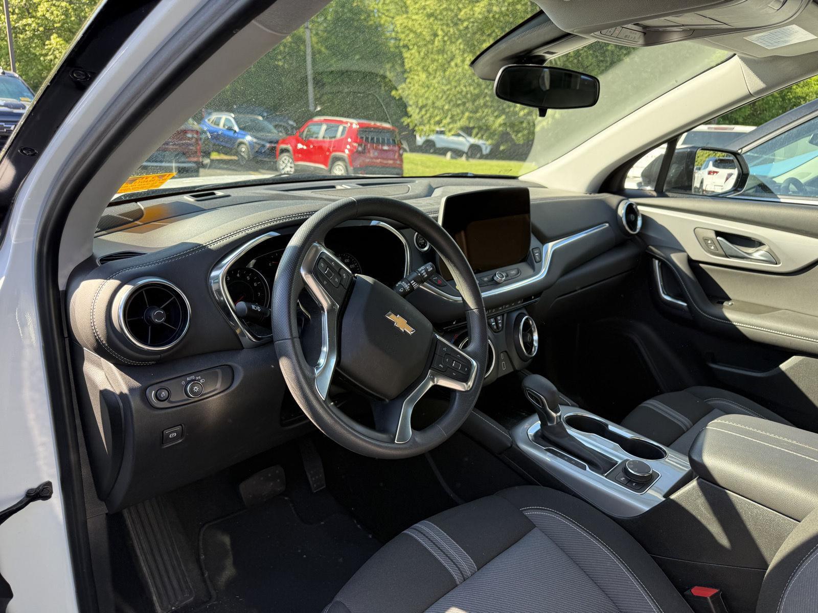 Used 2024 Summit White Chevrolet LT image 4