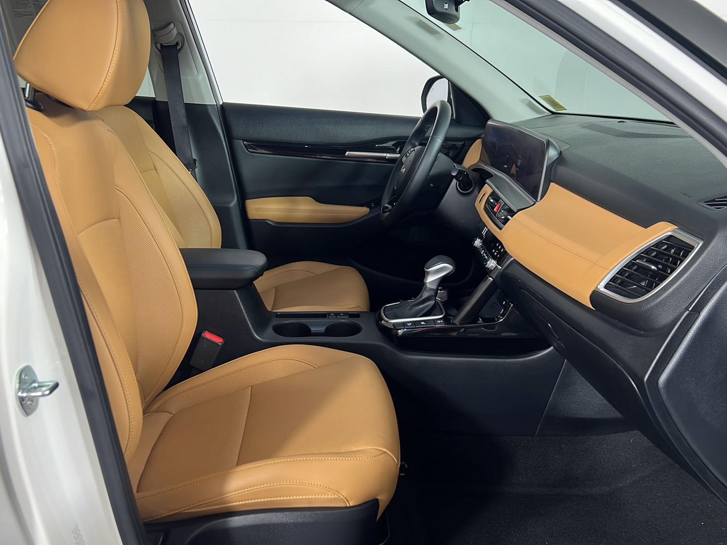 Used 2024 Snow White Pearl Kia SX image 2