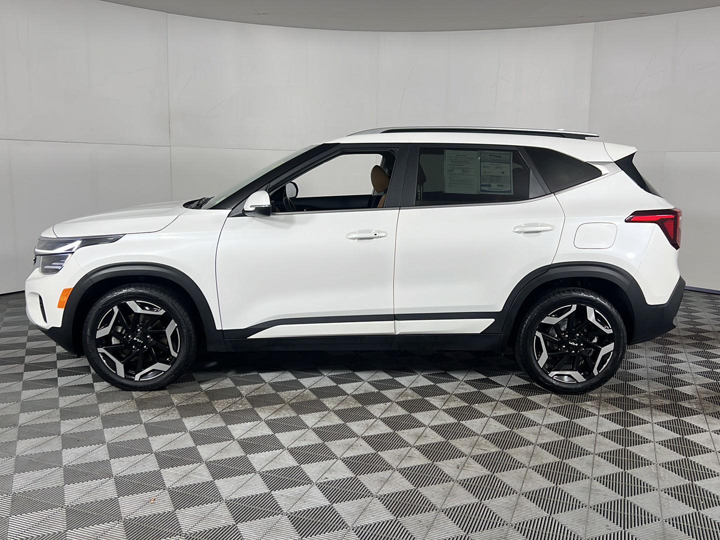 Used 2024 Snow White Pearl Kia SX image 8