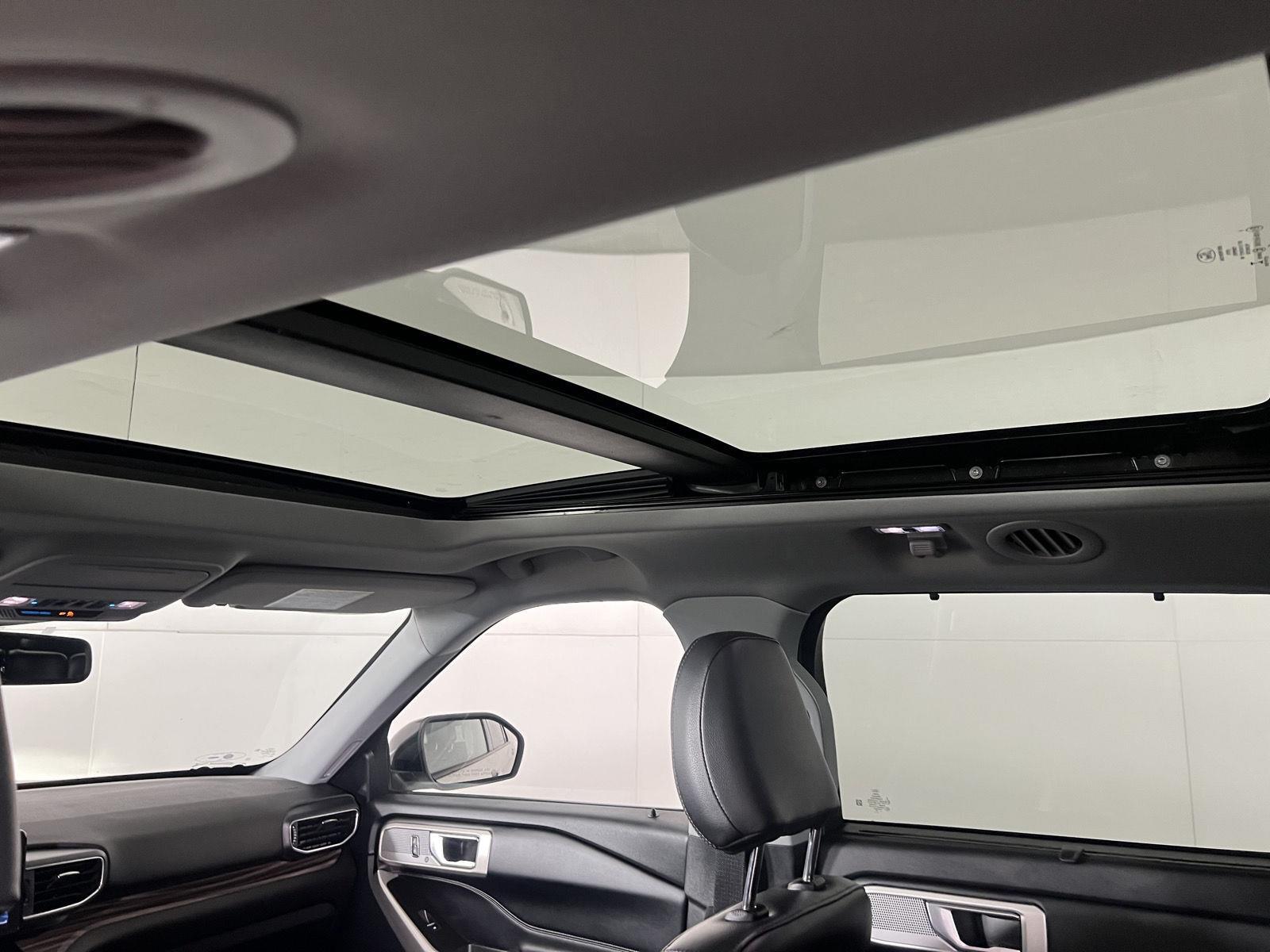 Used 2022 White Metallic Ford Limited image 19