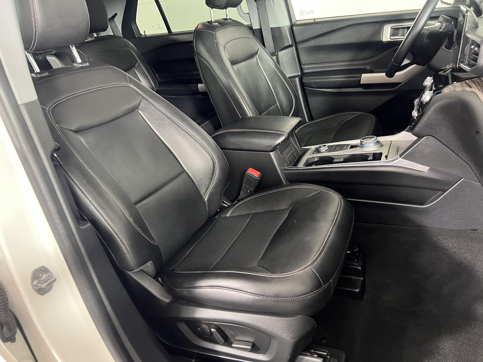 Used 2022 White Metallic Ford Limited image 41