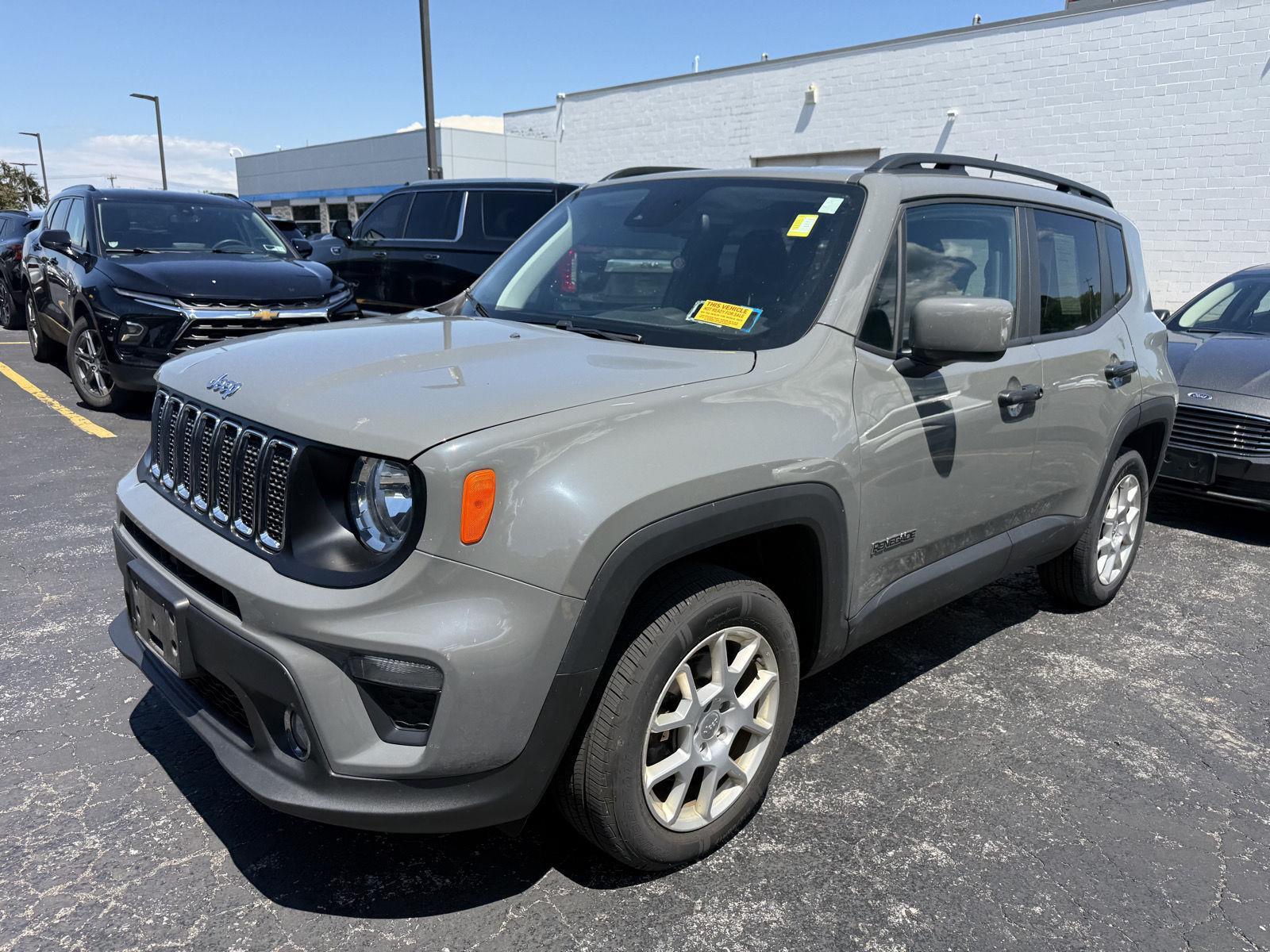 Used 2021  Jeep Latitude image 2