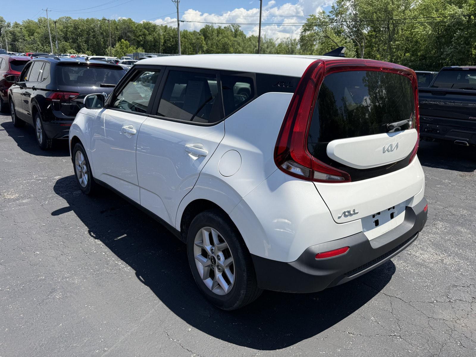 Used 2022 Snow White Pearl Kia  image 3