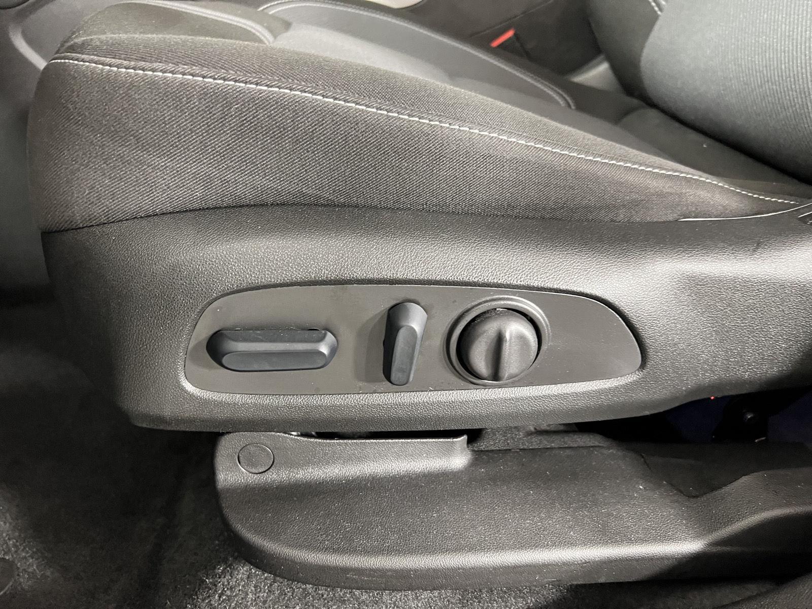 Used 2024 Summit White Chevrolet LT image 18