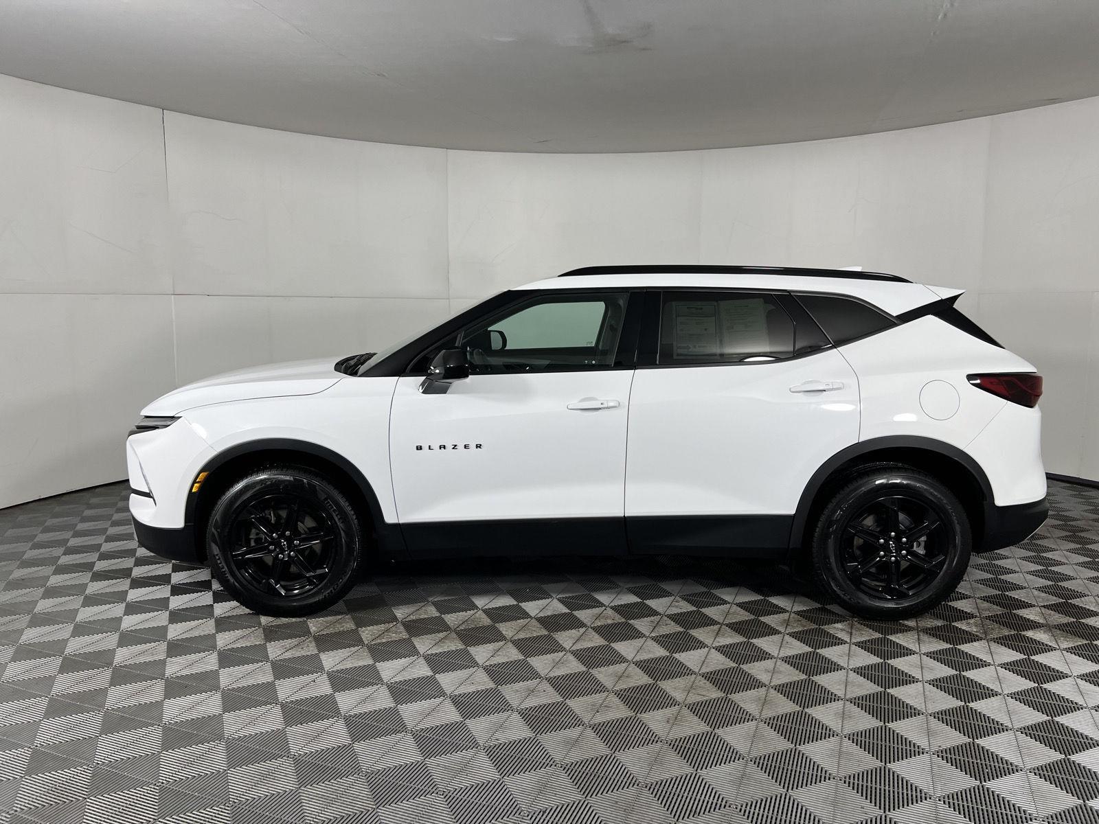 Used 2024 Summit White Chevrolet LT image 20
