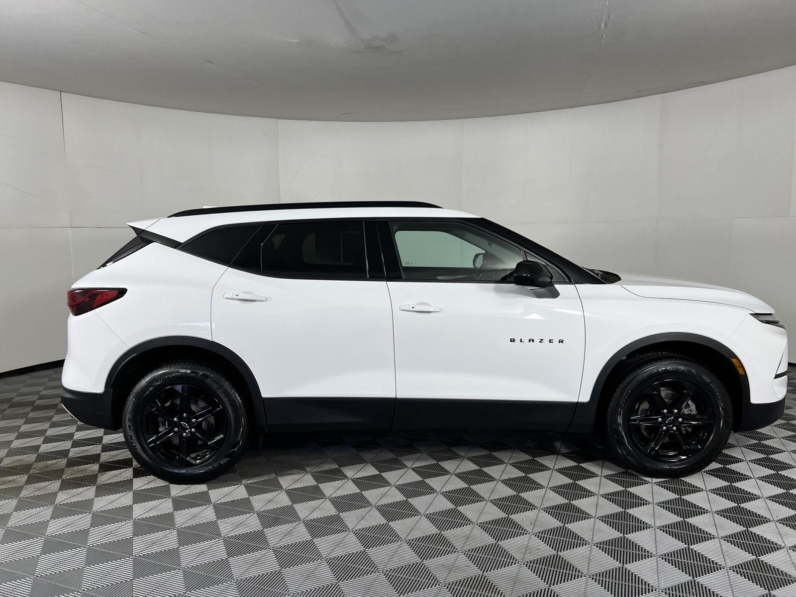 Used 2024 Summit White Chevrolet LT image 27