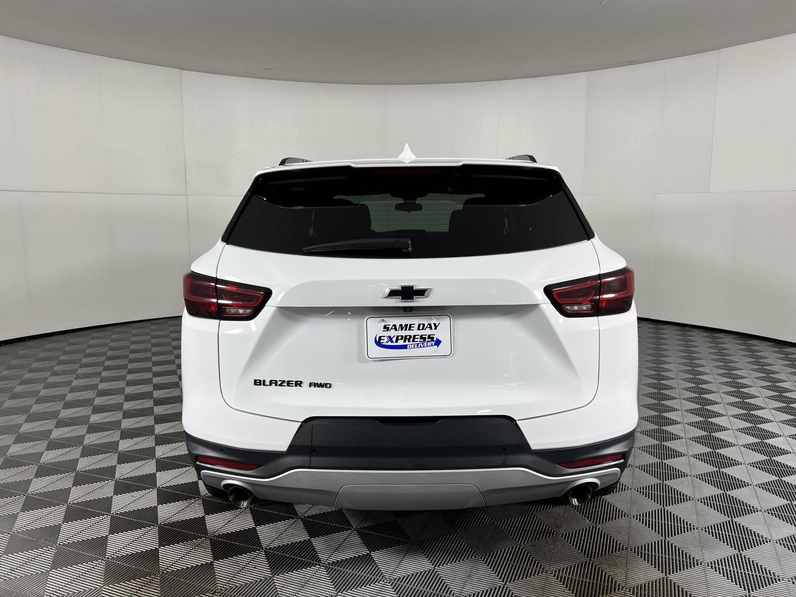 Used 2024 Summit White Chevrolet LT image 30