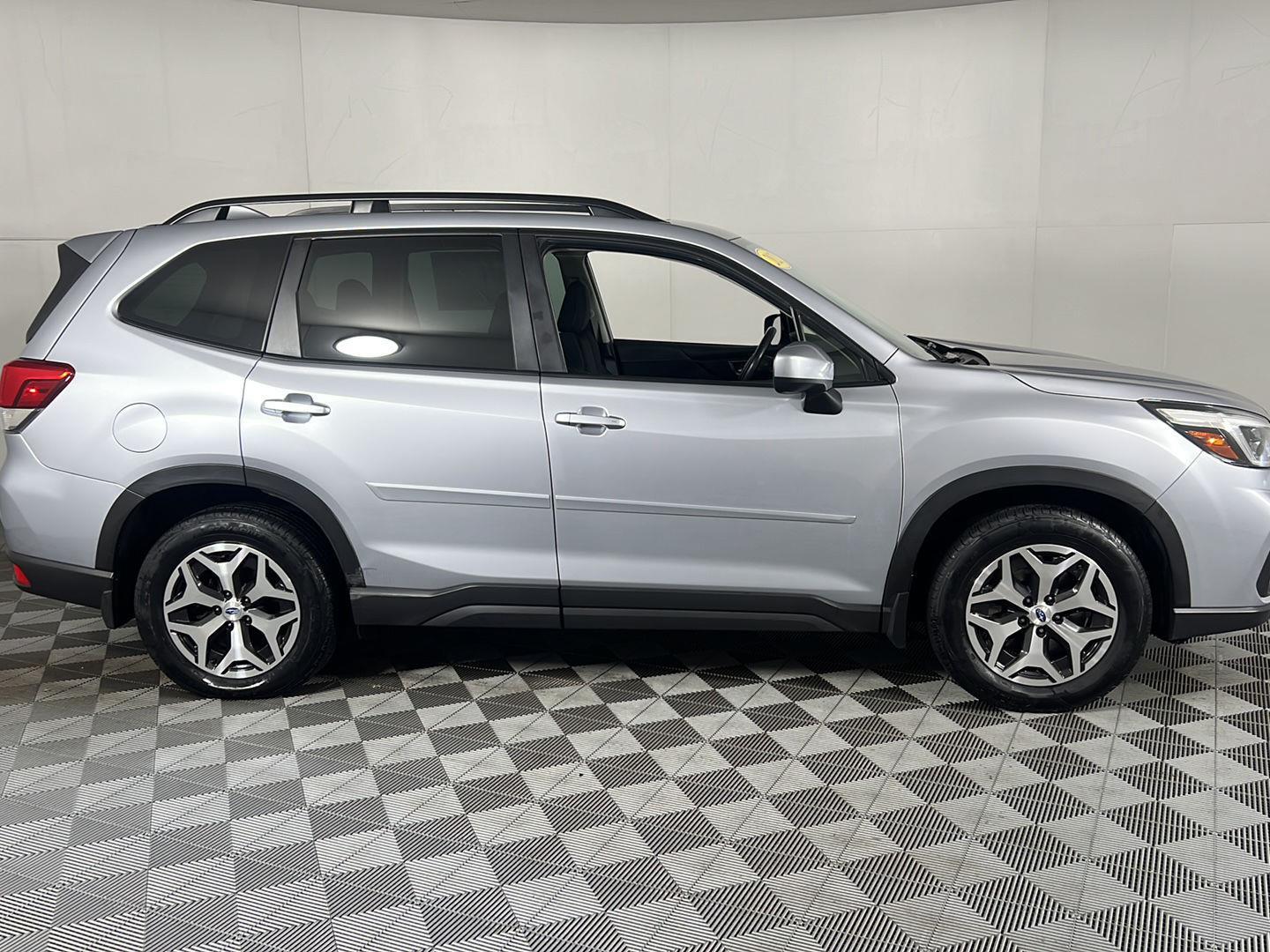 Used 2021 Ice Silver Metallic Subaru Premium image 10