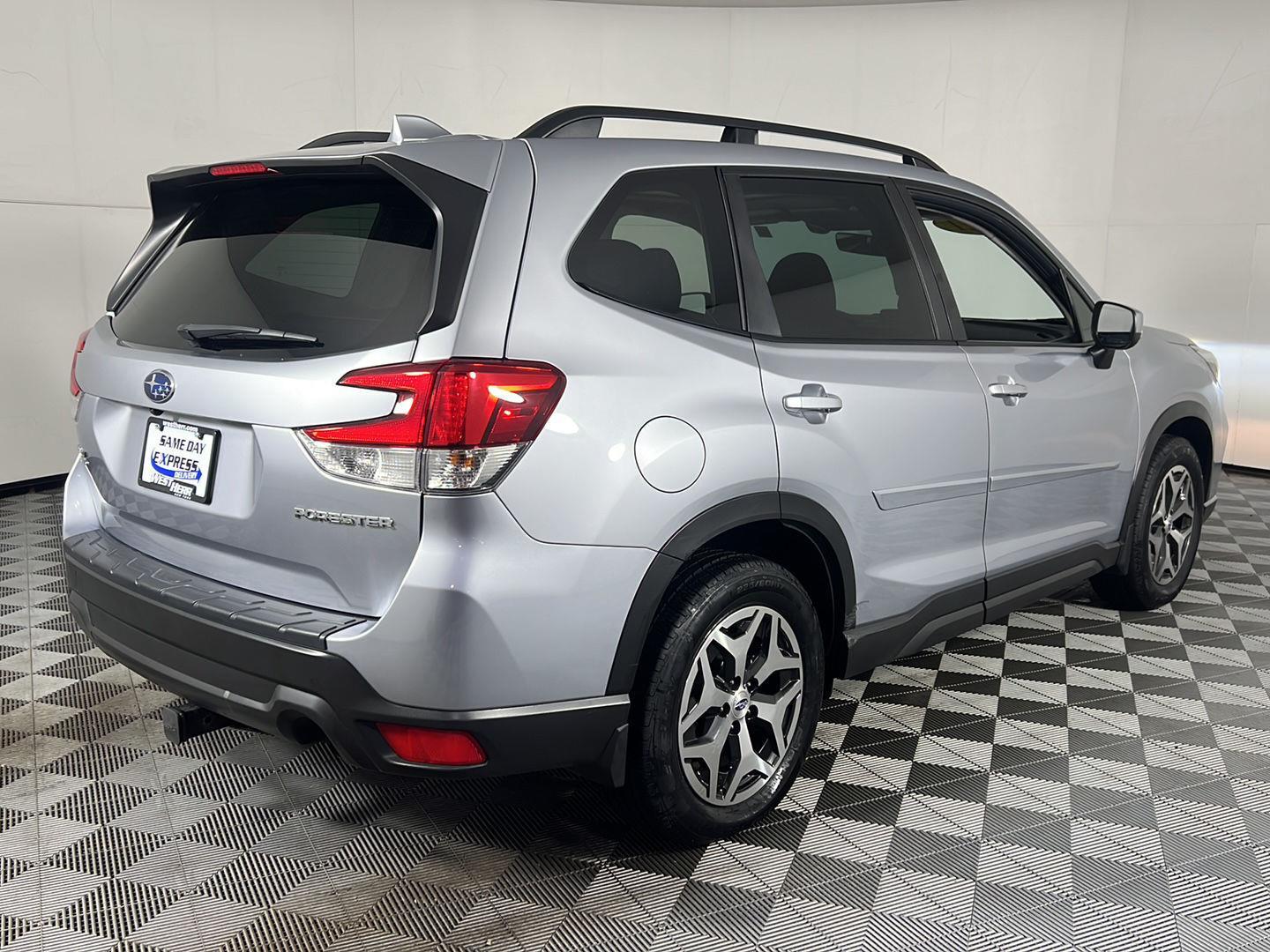 Used 2021 Ice Silver Metallic Subaru Premium image 11