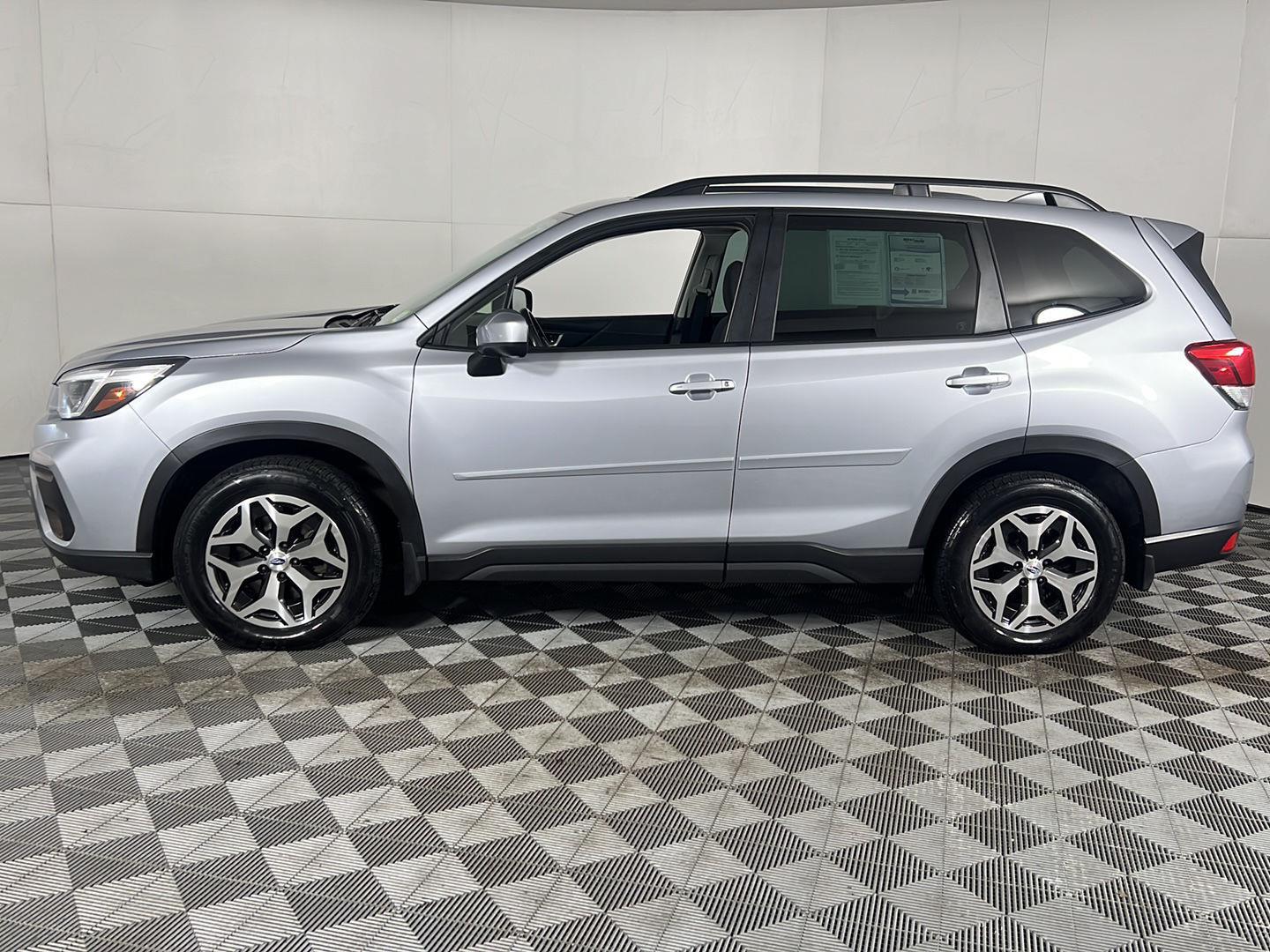 Used 2021 Ice Silver Metallic Subaru Premium image 15
