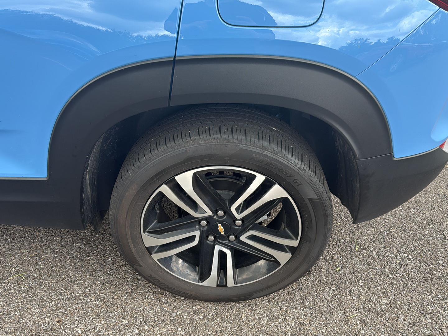 Used 2024 Fountain Blue Chevrolet LT image 9