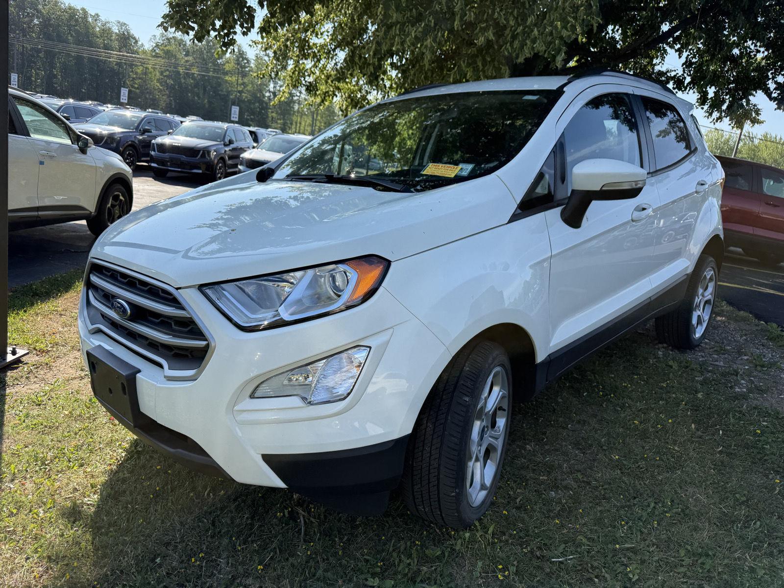 Used 2022 Diamond White Ford SE image 2