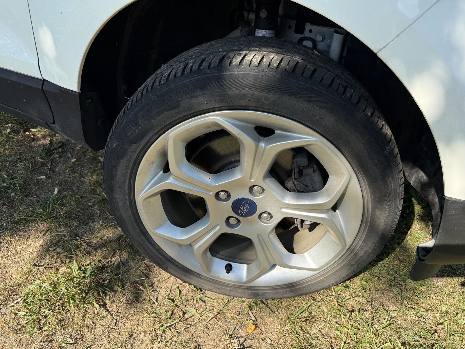 Used 2022 Diamond White Ford SE image 4