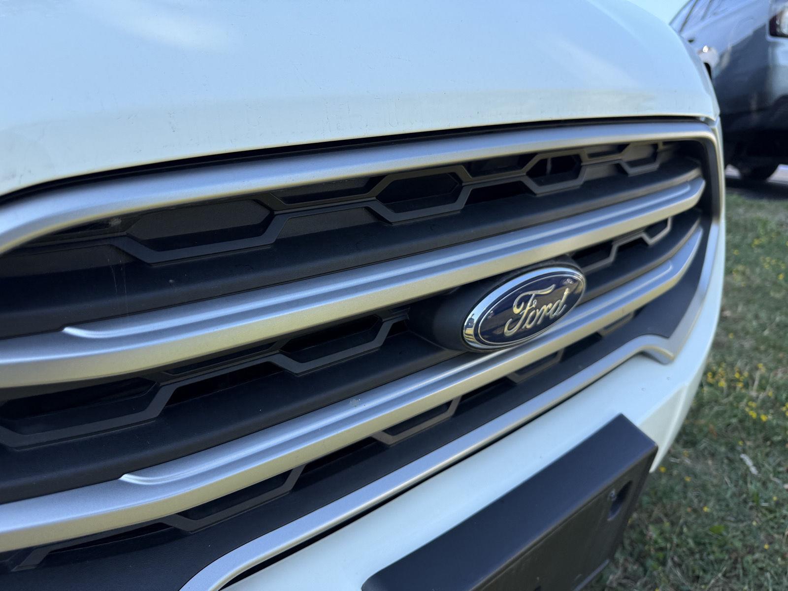 Used 2022 Diamond White Ford SE image 5