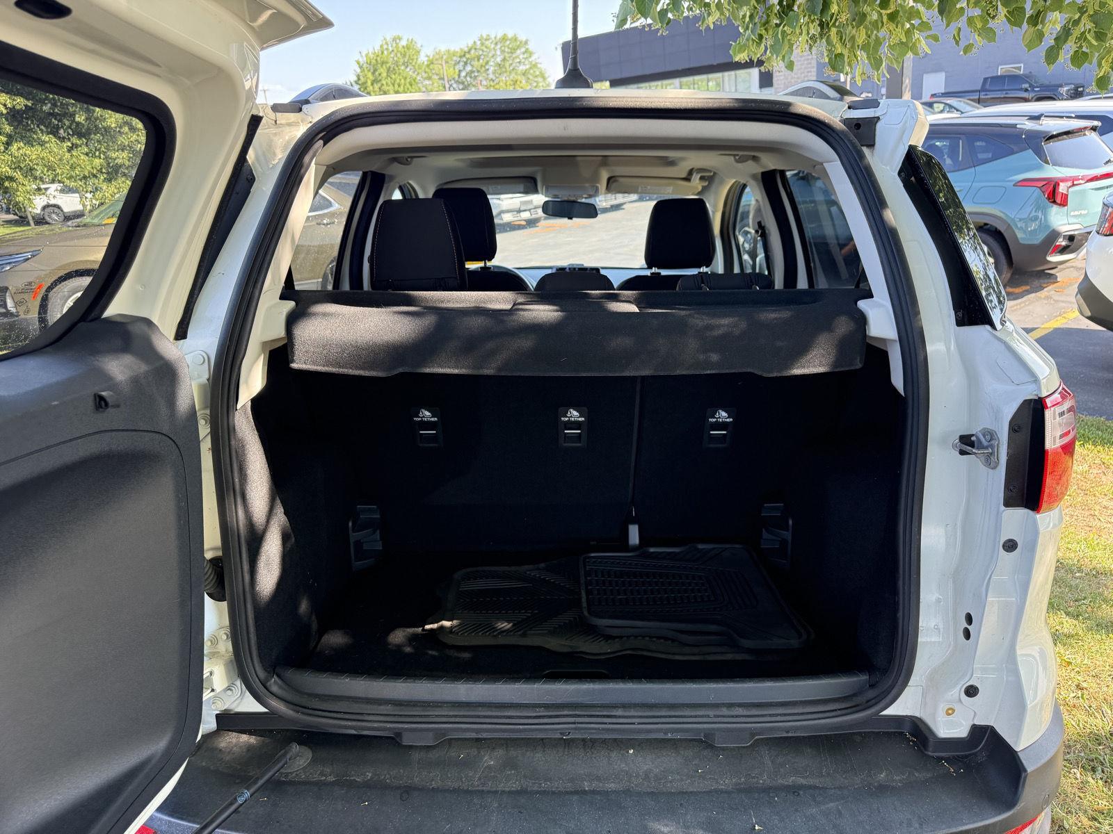 Used 2022 Diamond White Ford SE image 7