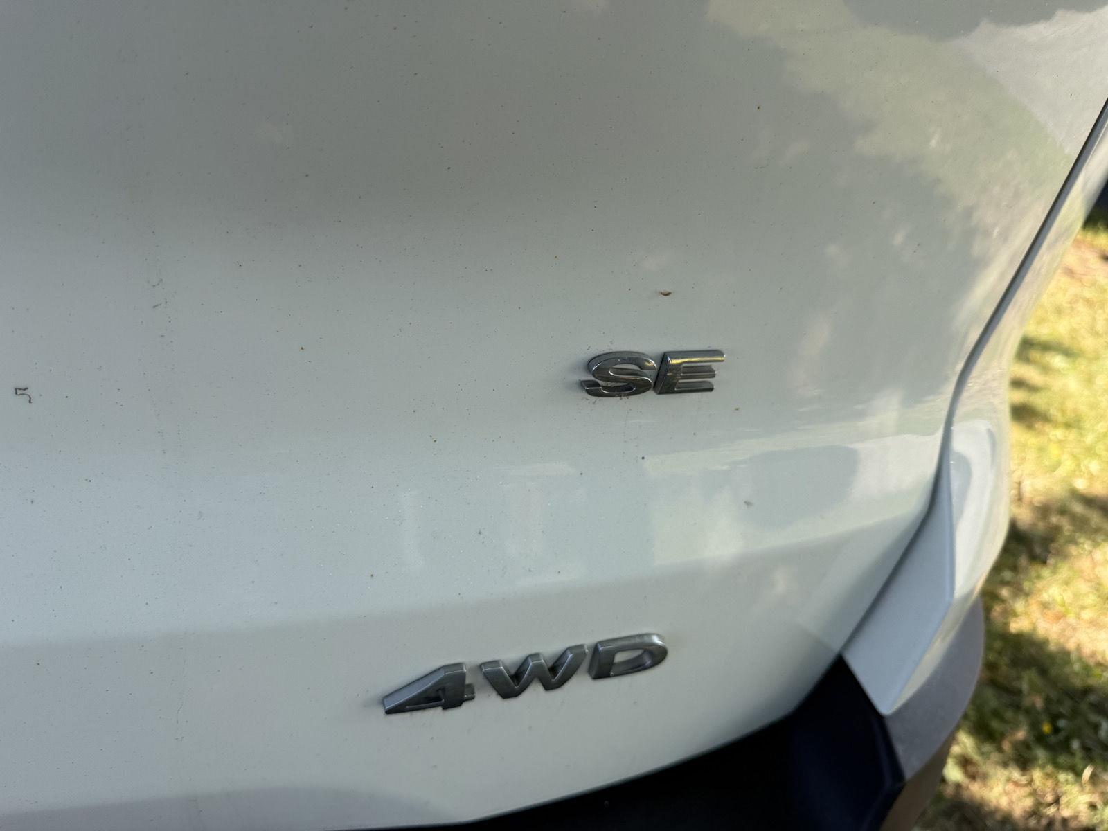 Used 2022 Diamond White Ford SE image 8