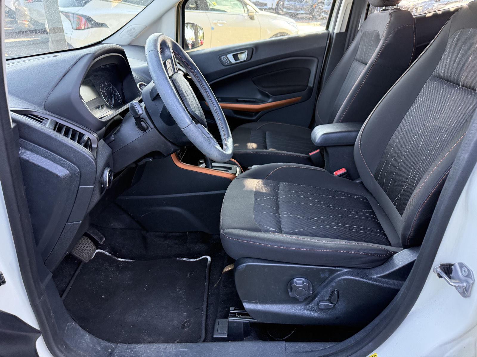 Used 2022 Diamond White Ford SE image 11