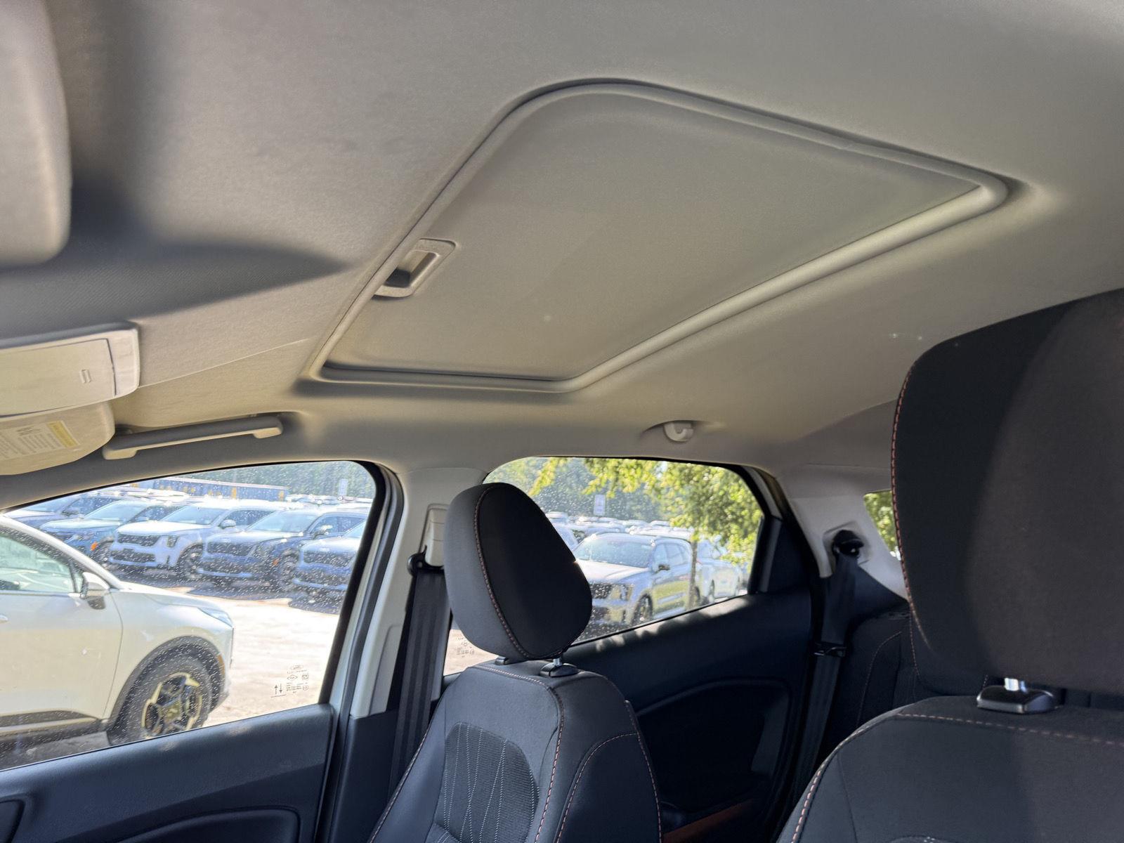 Used 2022 Diamond White Ford SE image 12