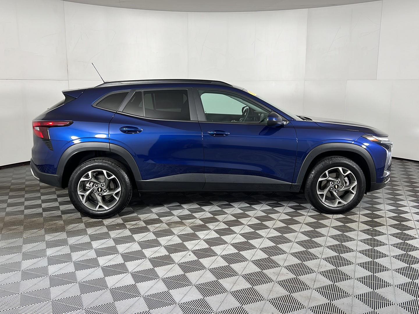 Used 2024 Blue Glow Metallic Chevrolet LT image 18