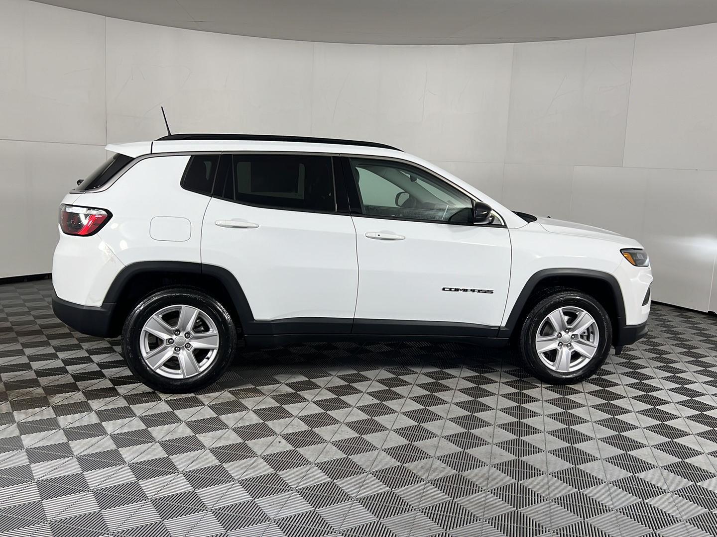 Used 2022 Bright White Clearcoat Jeep Latitude image 6