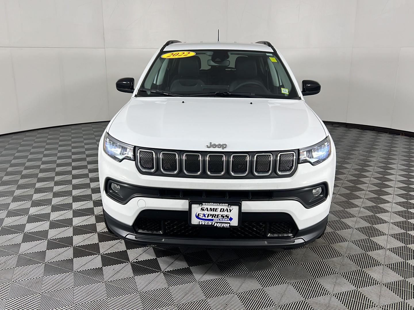 Used 2022 Bright White Clearcoat Jeep Latitude image 8
