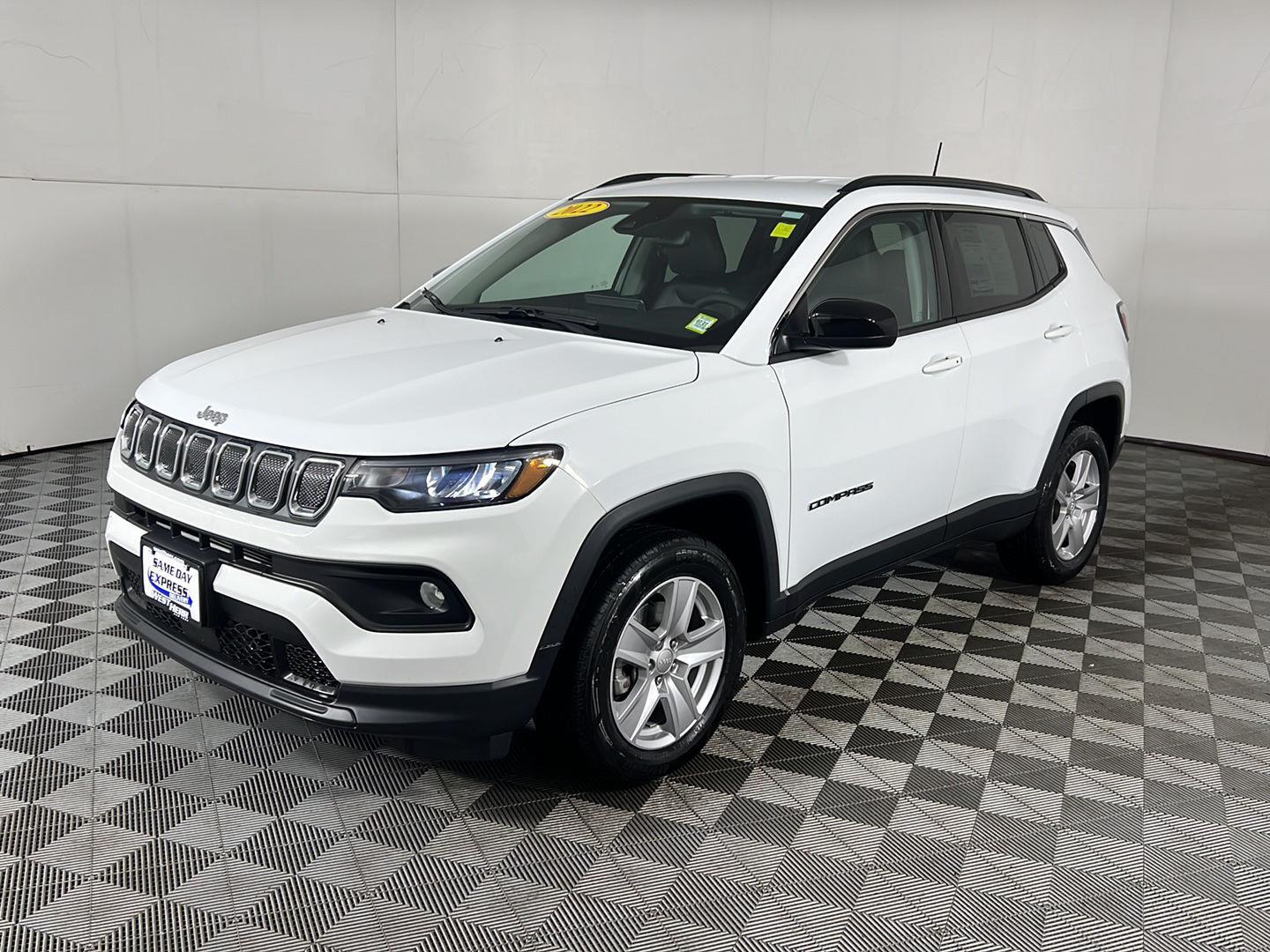 Used 2022 Bright White Clearcoat Jeep Latitude image 9