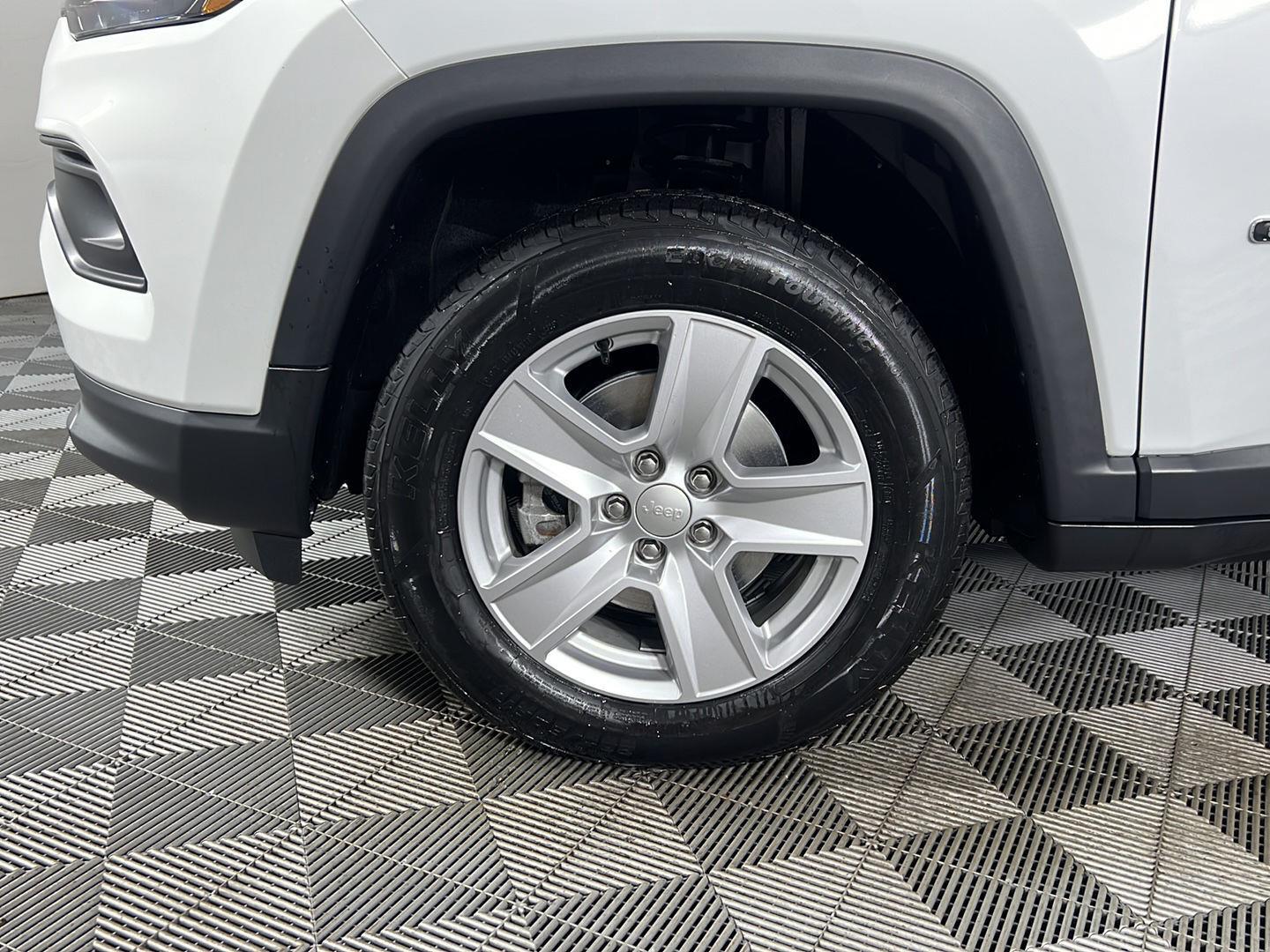Used 2022 Bright White Clearcoat Jeep Latitude image 10