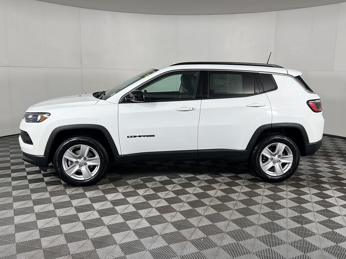 Used 2022 Bright White Clearcoat Jeep Latitude image 11