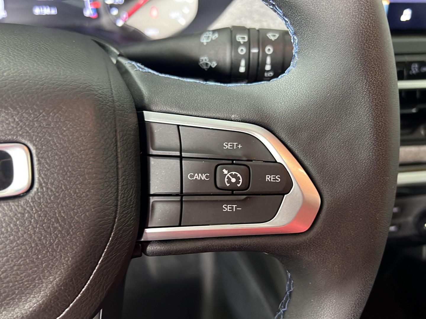 Used 2022 Bright White Clearcoat Jeep Latitude image 17