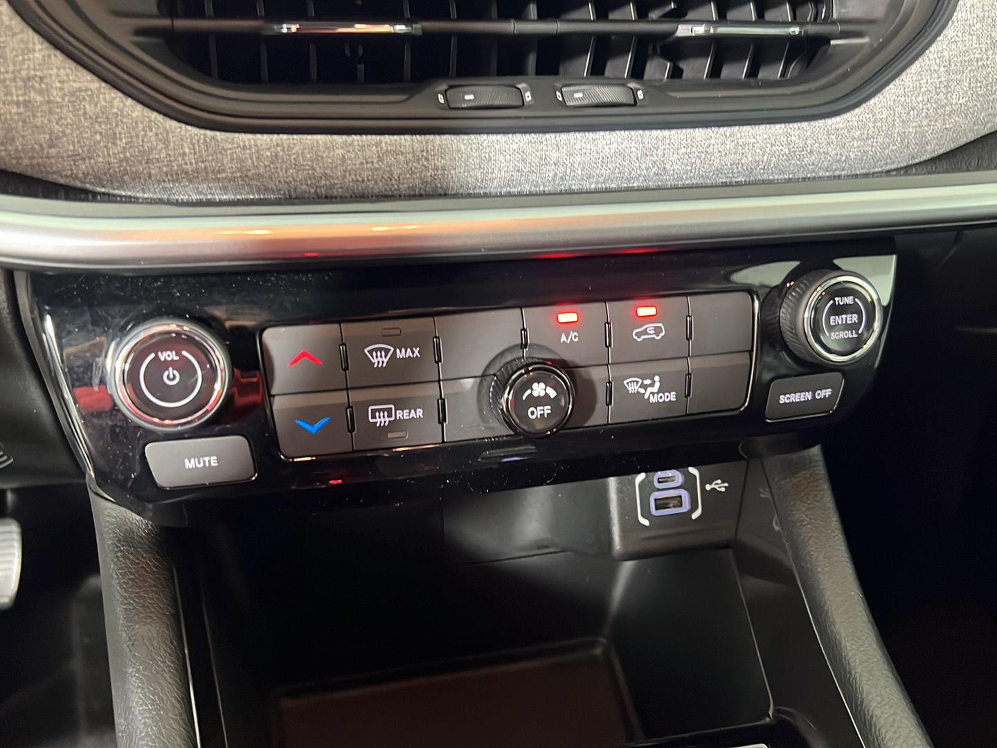 Used 2022 Bright White Clearcoat Jeep Latitude image 22