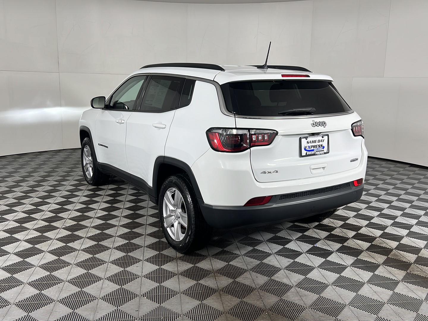 Used 2022 Bright White Clearcoat Jeep Latitude image 27