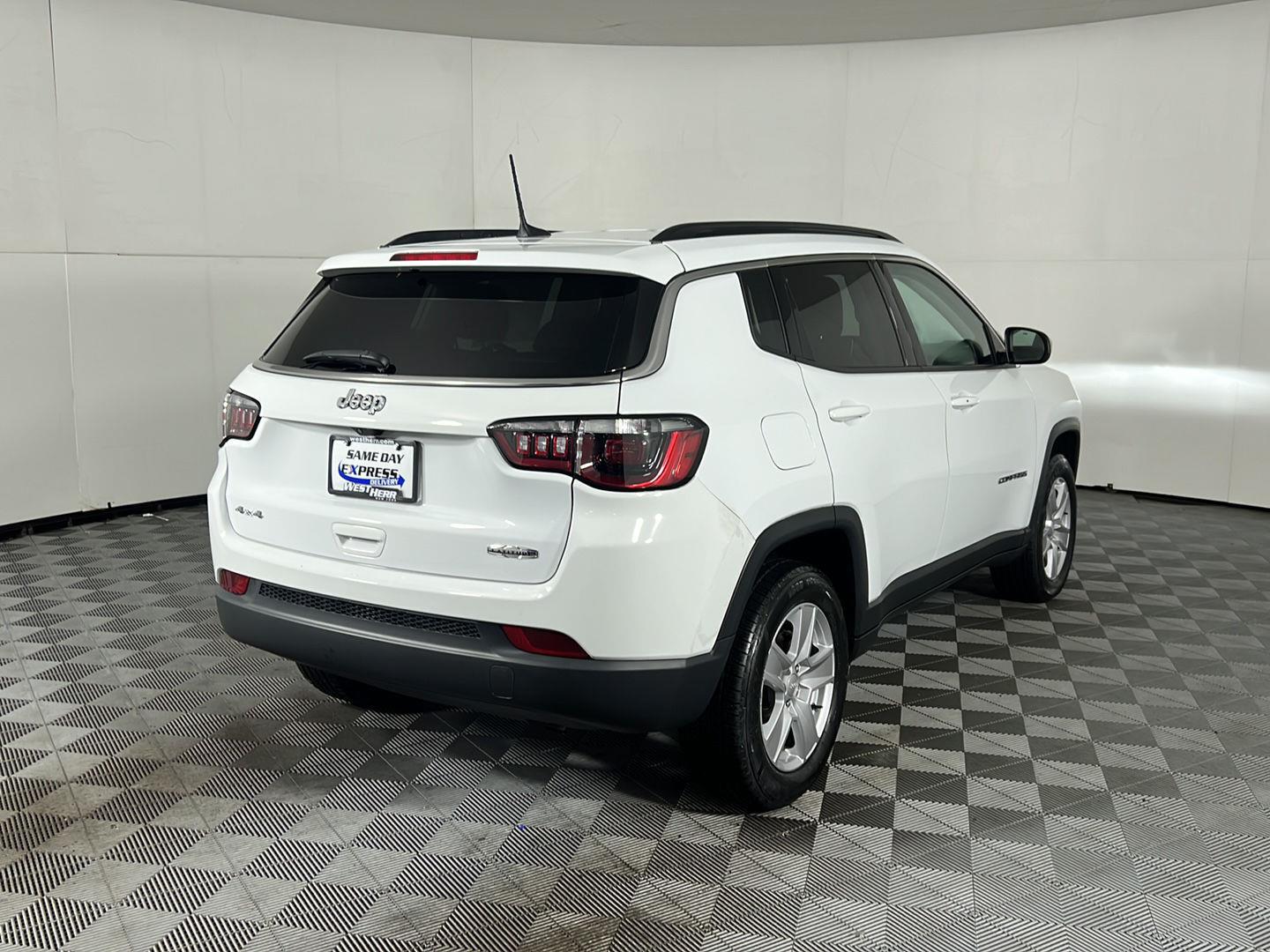 Used 2022 Bright White Clearcoat Jeep Latitude image 28