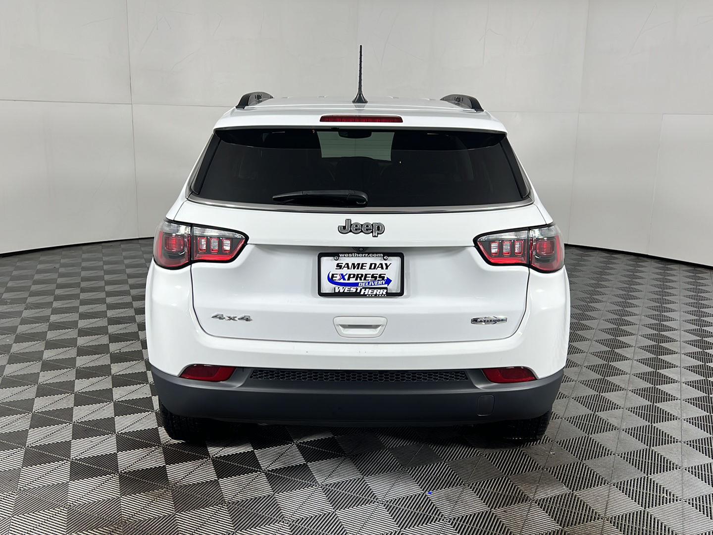Used 2022 Bright White Clearcoat Jeep Latitude image 29