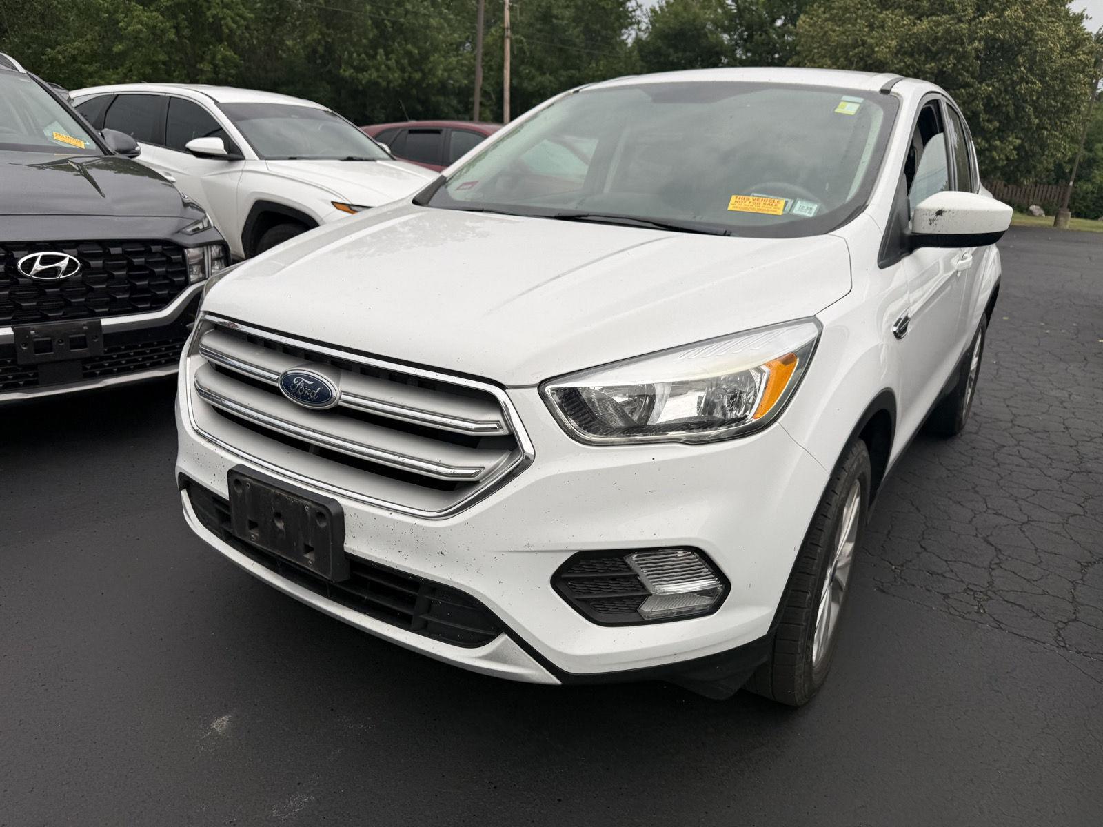 Used 2019 Oxford White Ford SE image 2
