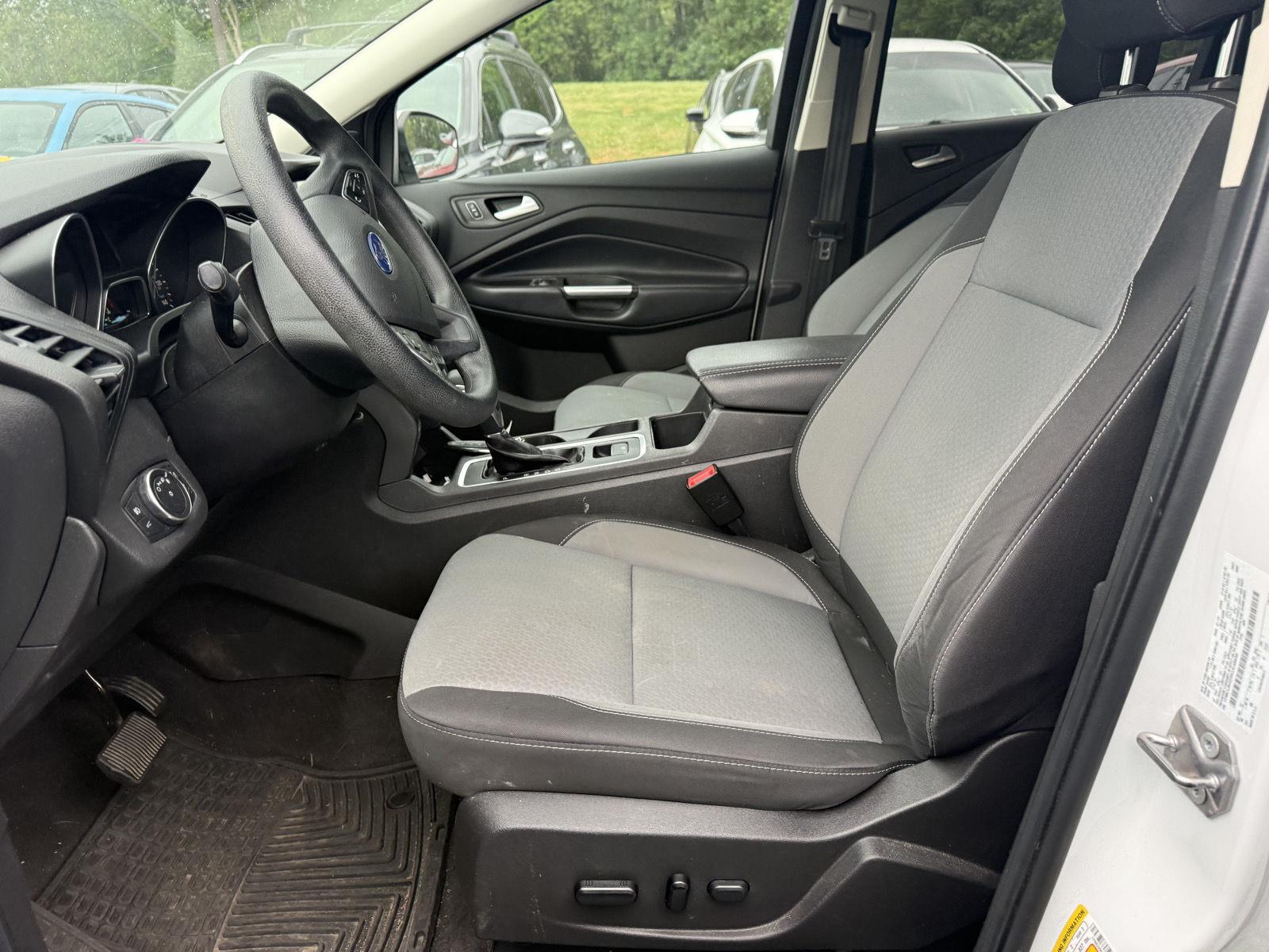 Used 2019 Oxford White Ford SE image 4