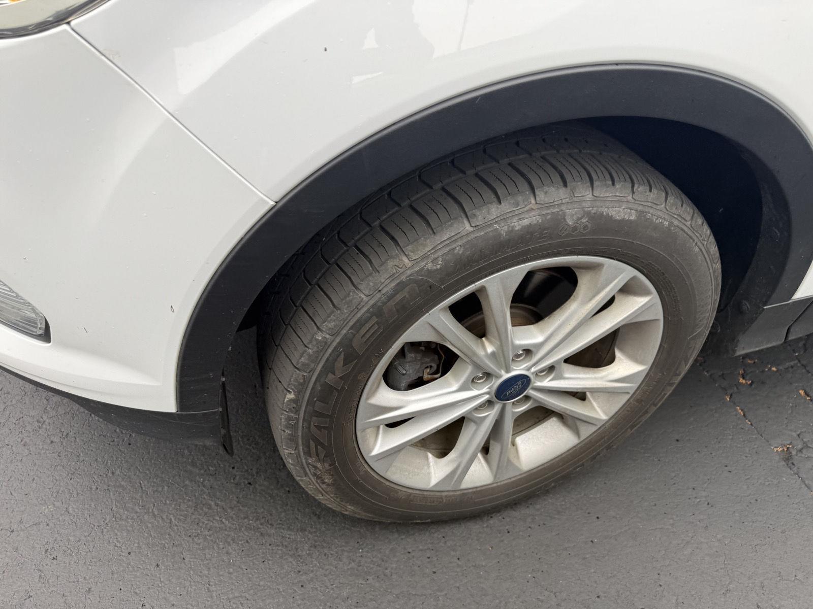 Used 2019 Oxford White Ford SE image 9