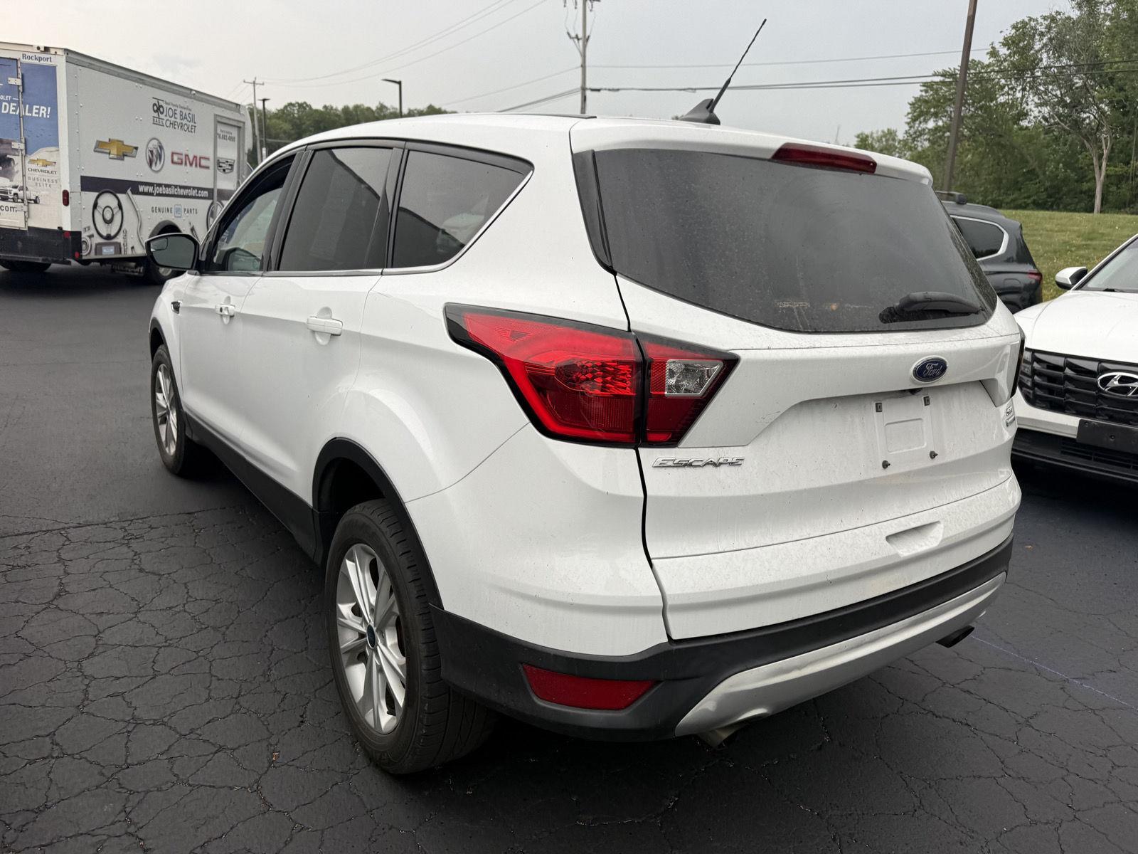 Used 2019 Oxford White Ford SE image 11