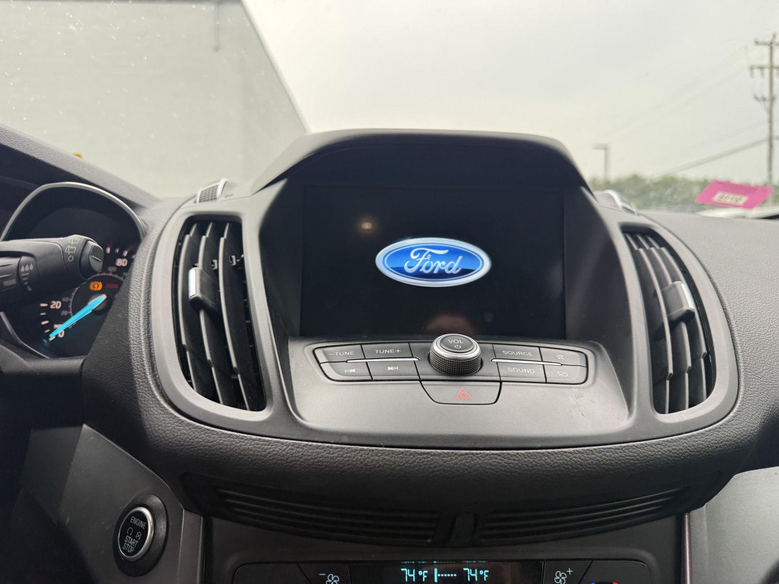 Used 2019 Oxford White Ford SE image 13