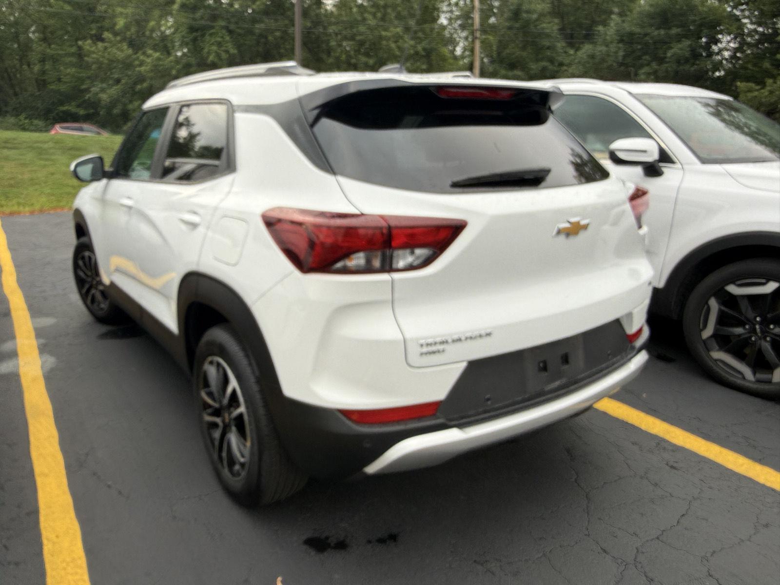 Used 2025 Summit White Chevrolet LT image 6