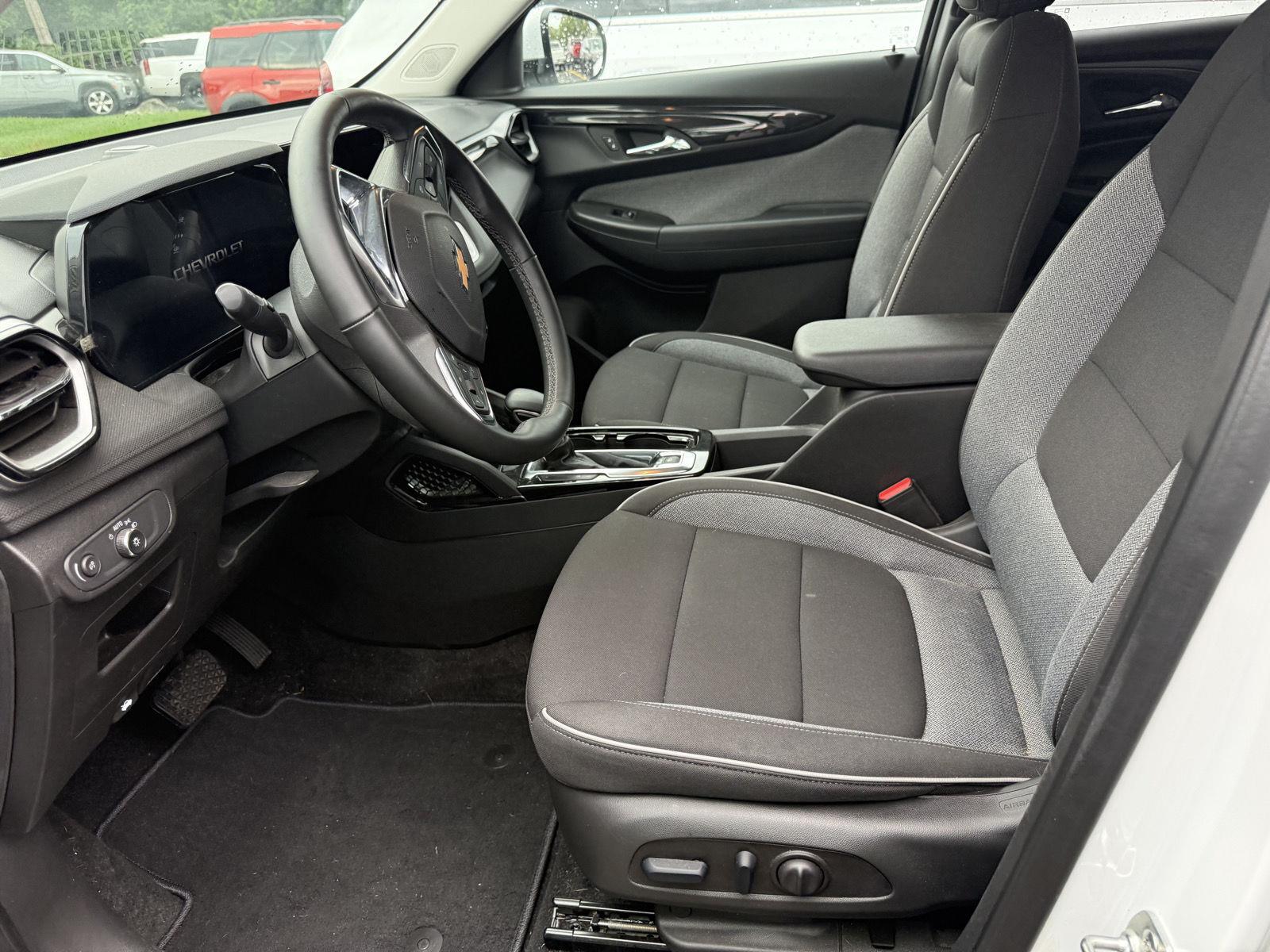 Used 2025 Summit White Chevrolet LT image 8