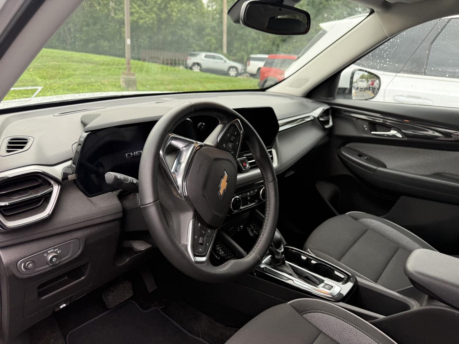 Used 2025 Summit White Chevrolet LT image 13
