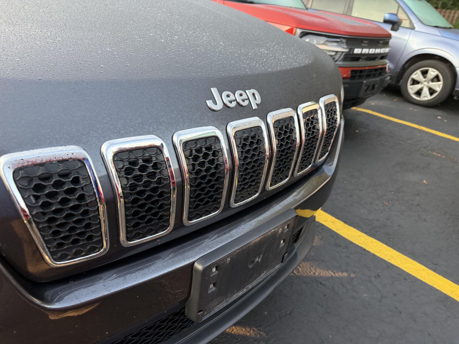Used 2019 Granite Crystal Metallic Clearcoat Jeep Latitude Plus image 2