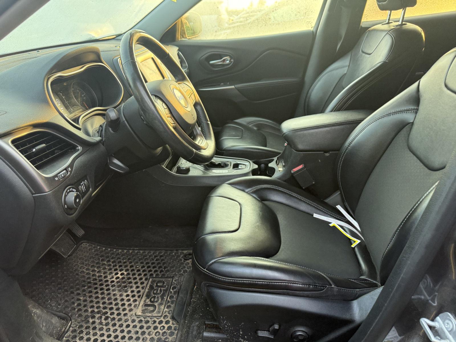 Used 2019 Granite Crystal Metallic Clearcoat Jeep Latitude Plus image 9