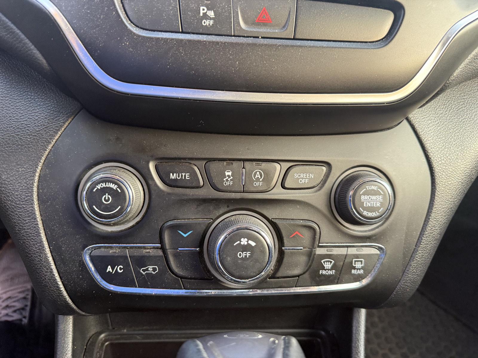 Used 2019 Granite Crystal Metallic Clearcoat Jeep Latitude Plus image 11