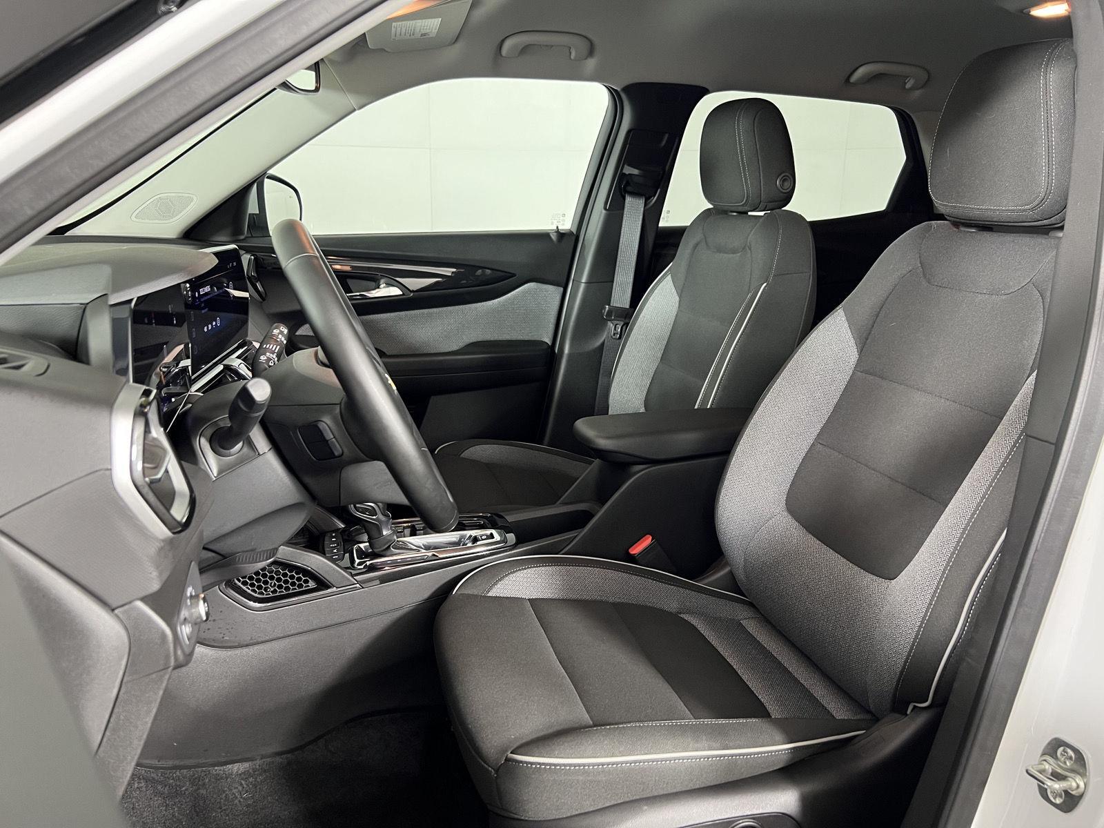 Used 2025 Summit White Chevrolet LT image 34