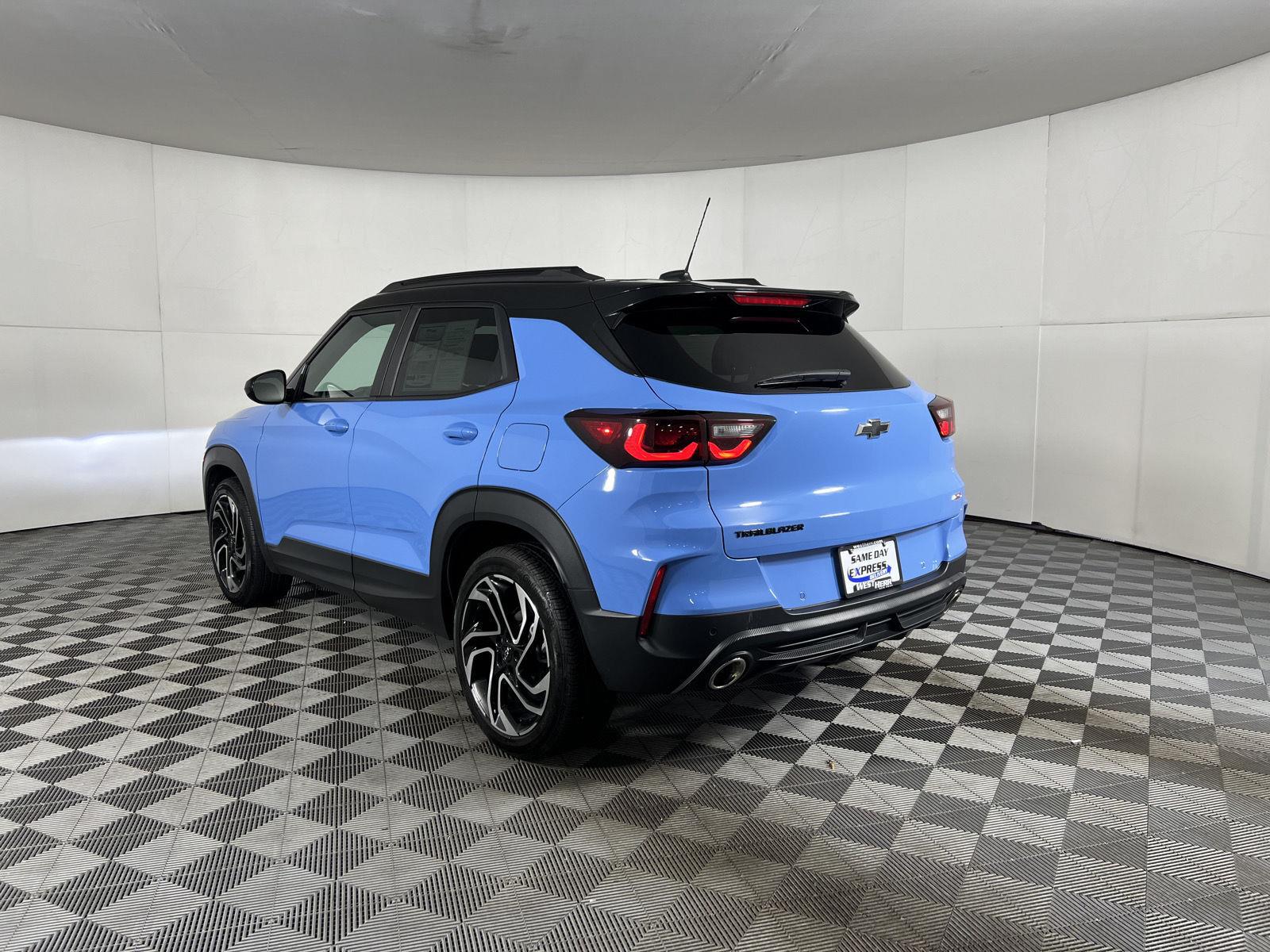 Used 2024 Fountain Blue Chevrolet RS image 3
