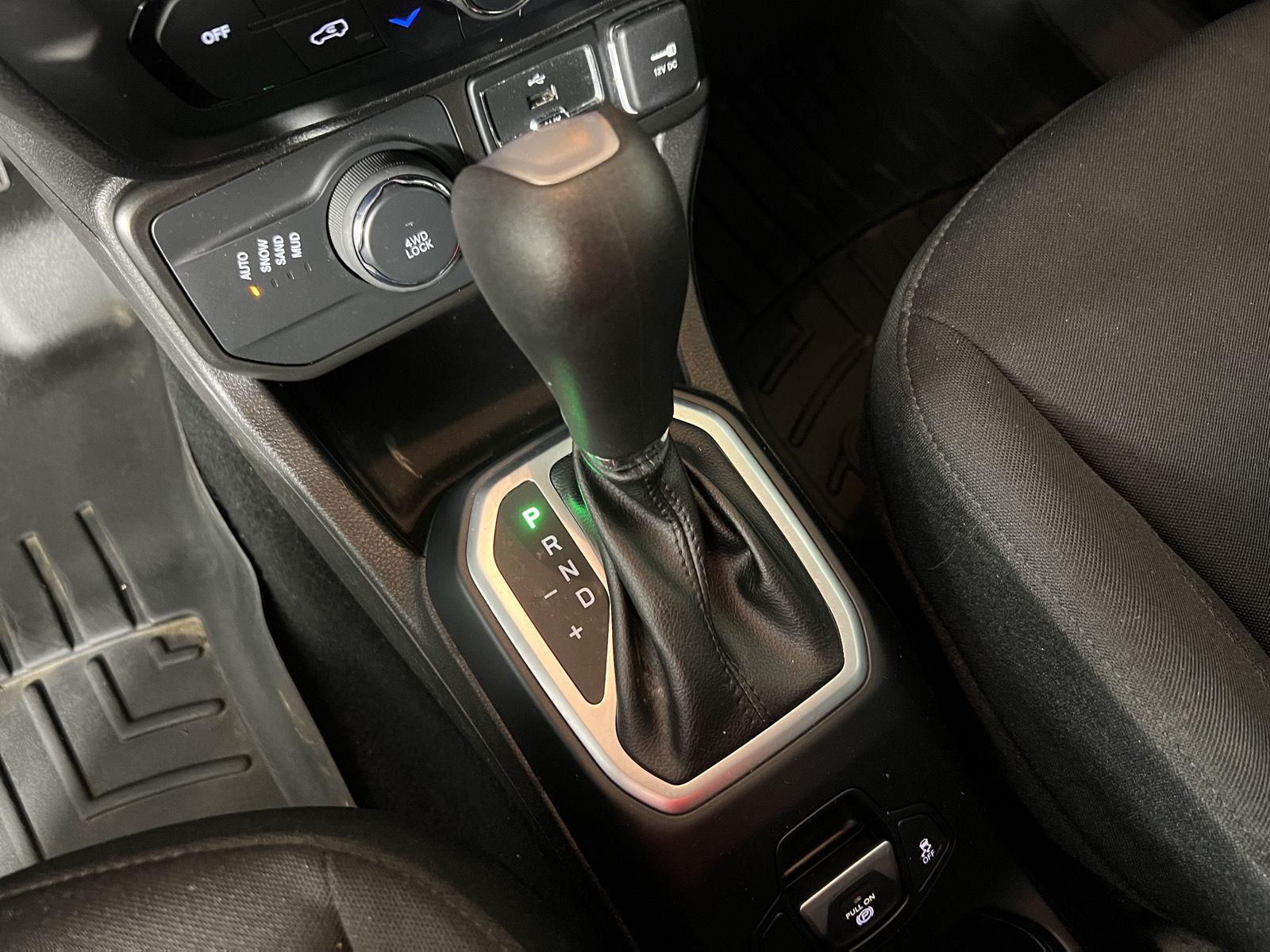 Used 2021  Jeep Latitude image 10