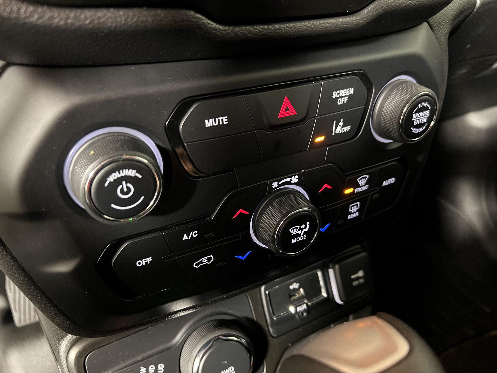Used 2021  Jeep Latitude image 11