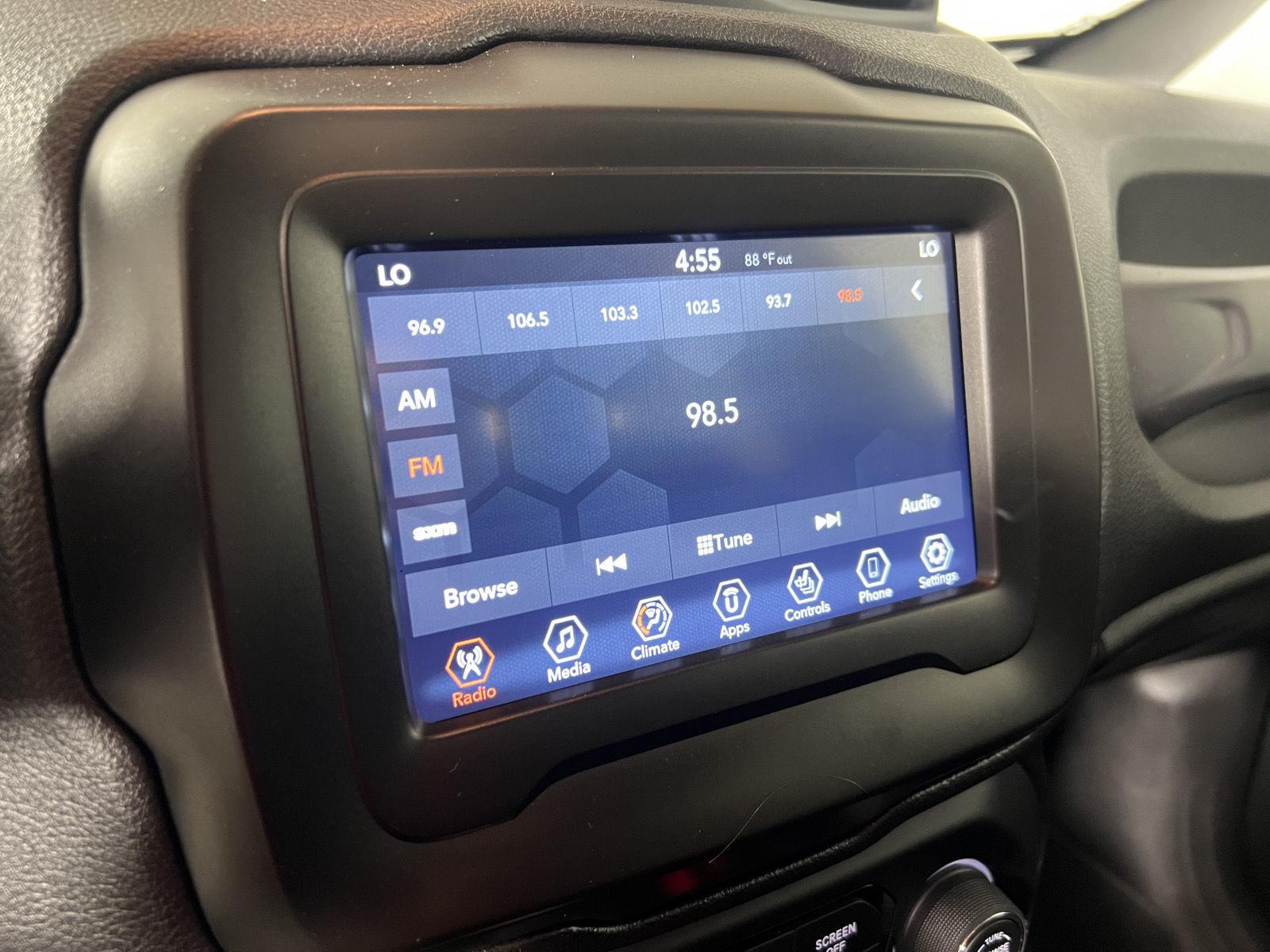Used 2021  Jeep Latitude image 12